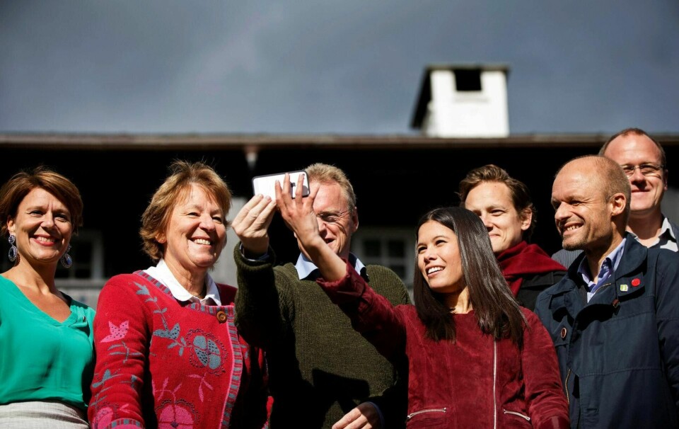 2015. MDG, SV og Ap møttes til første forhandlingsdag om samarbeid i byrådet i Oslo. Fra h. Frode Jacobsen (Ap), Harald Nissen (MDG), Benjamin Larsen (SV), Lan Marie Nguyen Berg (MDG), Raymond Johansen (Ap), Marianne Borgen (SV) og Tone Tellevik Dahl (Ap). Foto: Berit Roald/NTB