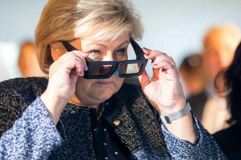 Statsminister Erna Solberg (H) og regjeringen har tydeligvis ikke like muligheter i oppveksten som et sentralt mål, skriver Terje André Olsen. Etter at regjeringen valgte å stramme inn barnebrillestøtten er det flere barn som faller utenfor. Foto: Håkon Mosvold Larsen/NTB