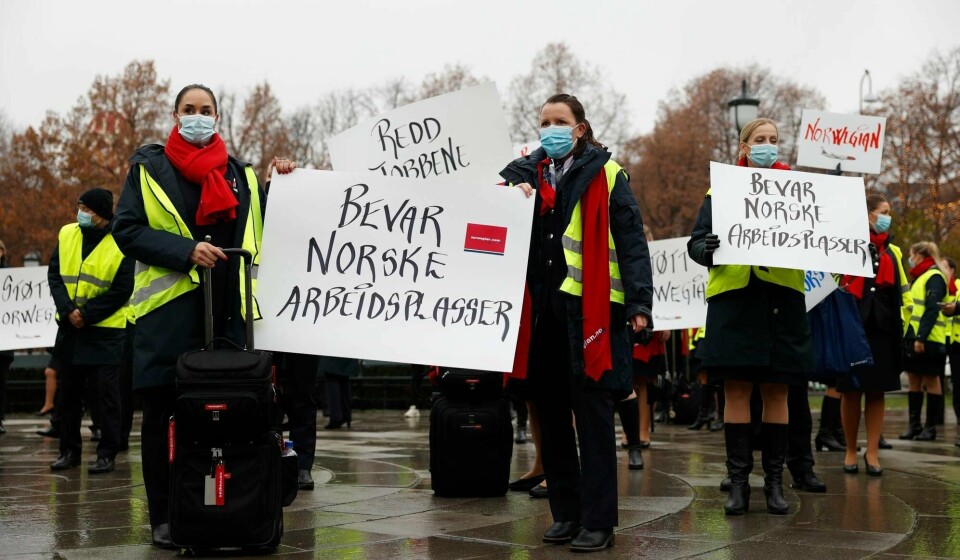 Med plakater med teksten «Bevar norske arbeidsplasser» og «Redd jobbene våre» holdt Norwegian-ansatte markering utenfor Stortinget onsdag.