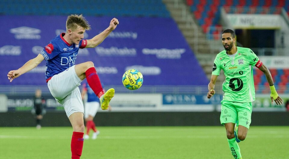Vålerengas Christian Dahle Borchgrevink (t.v.) i duell med Kristiansunds Amahl Pellegrino på Intility Arena sist helg.