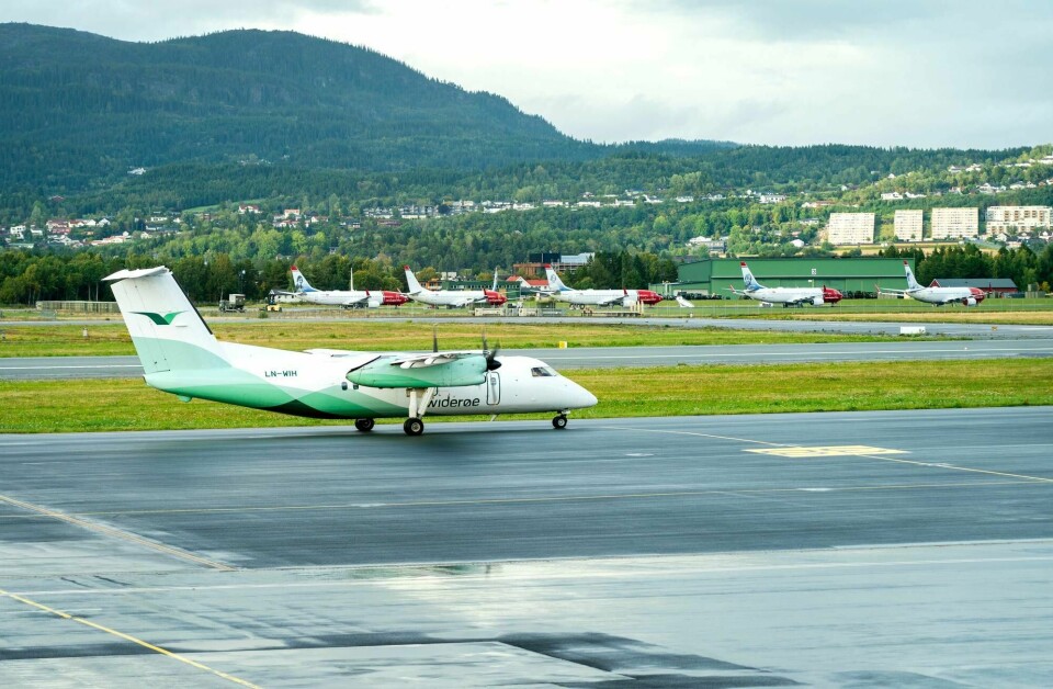 Et Widerøe-fly tar av fra Trondheim lufthavn. Datterelskapet Widerøe Ground Handling har varslet masseoppsigelser.