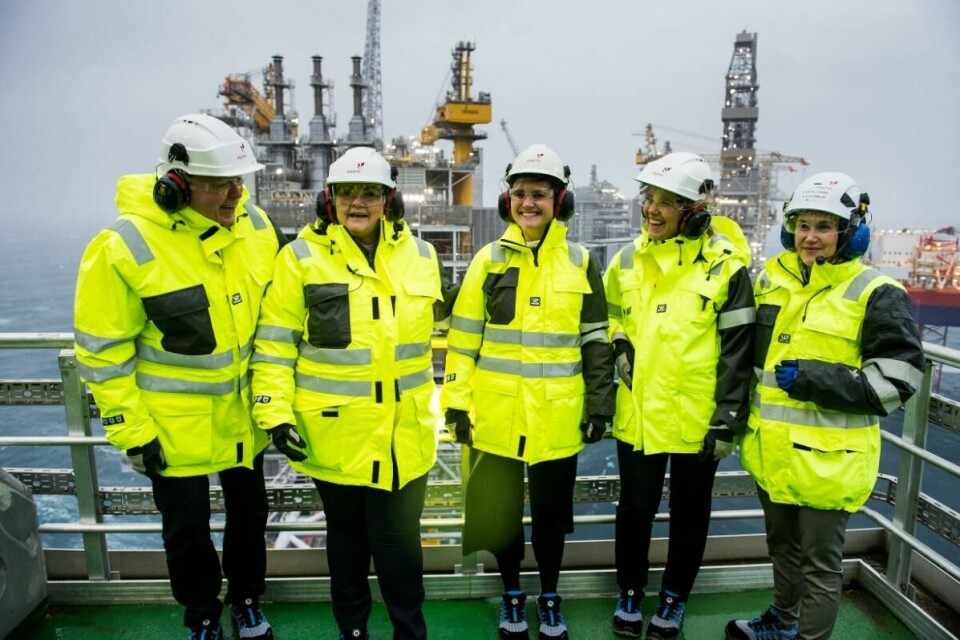 – Det har vært viktigere for både røde og blå regjeringer å beskytte oljenæringen mot klimatiltak, enn å beskytte klimatiltakene mot oljenæringen, sier MDGs Rasmus Hansson. Da Johan Sverdrup-feltet offisielt åpnet tidligere i år var det med statsminister Erna Solberg (H) i spissen. Bildet viser også (f. v.) tidligere Equinor-sjef Eldar Sætre, stavangerordfører Kari Nessa Nordtun, Frp-topp Sylvi Listhaug og plattformsjef Elin Marie Halvorsen. – Det har vært viktigere for både røde og blå regjeringer å beskytte oljenæringen mot klimatiltak, enn å beskytte klimatiltakene mot oljenæringen, sier MDGs Rasmus Hansson. Da Johan Sverdrup-feltet offisielt åpnet tidligere i år var det med statsminister Erna Solberg (H) i spissen. Bildet viser også (f. v.) tidligere Equinor-sjef Eldar Sætre, stavangerordfører Kari Nessa Nordtun, Frp-topp Sylvi Listhaug og plattformsjef Elin Marie Halvorsen.
