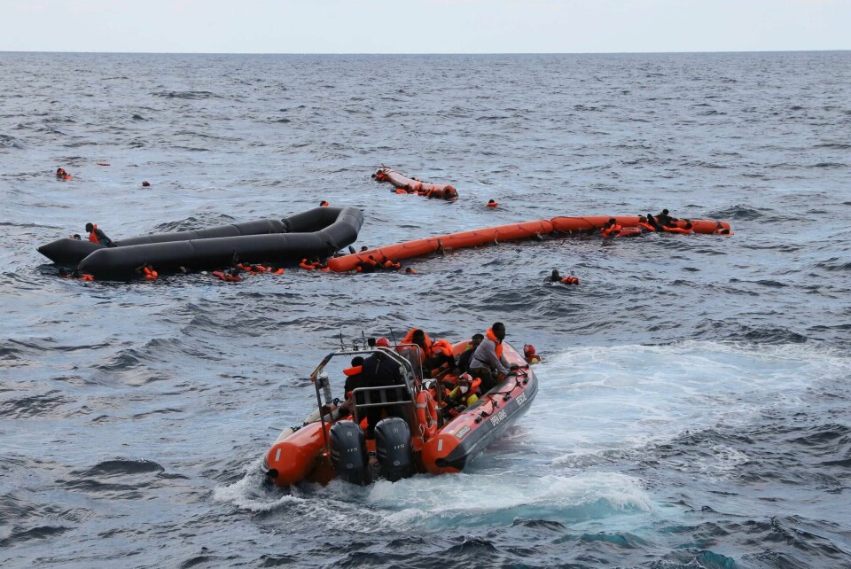 Migranter og flyktninger reddes av den spanske ikke-statlige organisasjonen Proactive Open Arms onsdag. Over 120 mennesker var om bord i den overfylte gummibåten som sank utenfor Libyas kyst.