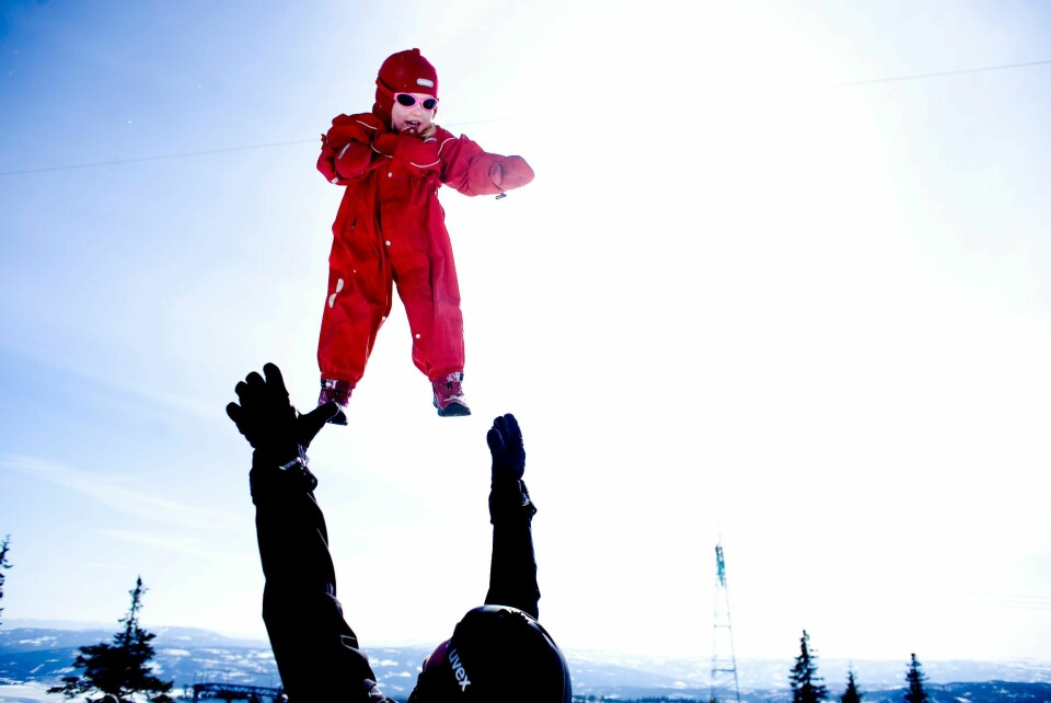 NOREFJELL 20080323
Familie på påskeferie på fjellet. Liten jente i rød bobledress kastes høyt i luften av pappa. Far og datter. Barndom. Livsglede. Lykke. Fryder seg. Harmoni. Farskjærlighet. Trygghet. Omsorg. Frihet. Nyter livet. Livet er herlig. Svever.
Foto: Sara Johannessen Meek / NTB
NB! Modellklarert