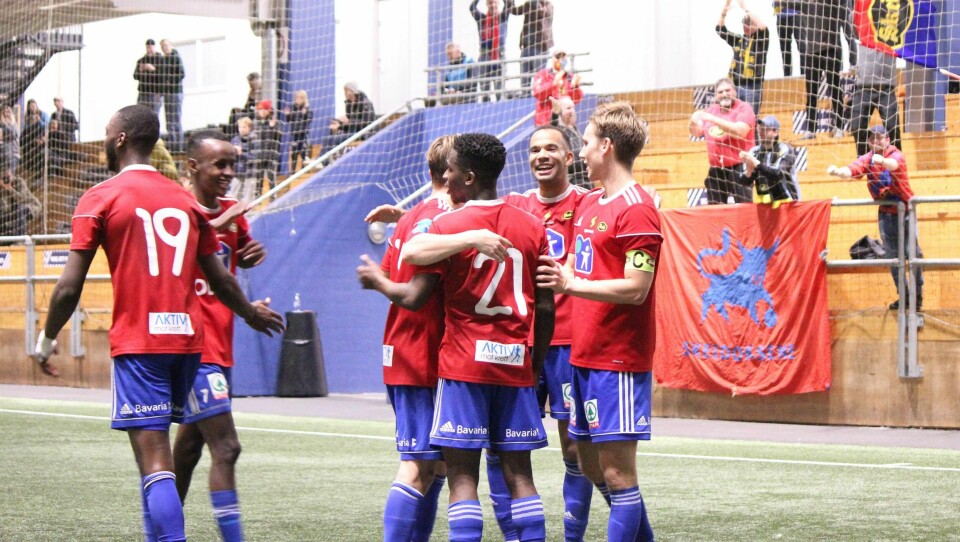 Skeid-spillerne må vente med å spille kvalifiseringskampene sine mot Asker, siden en spiller på Asker har testet positivt på korona.