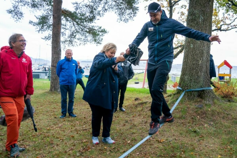 Statsminister Erna Solberg (H) og kulturminister Abid Raja (V) er blant de mange som i år har nytt godt av aktivitetene friluftslivsorganisasjonene gjennomfører for å få flere ut i naturen. I oktober deltok de to på et arrangementet i Holmestrand for barn og unge med nedsatt funksjonsevne, i regi av Norsk Friluftsliv og DNT. Statsminister Erna Solberg (H) og kulturminister Abid Raja (V) er blant de mange som i år har nytt godt av aktivitetene friluftslivsorganisasjonene gjennomfører for å få flere ut i naturen. I oktober deltok de to på et arrangementet i Holmestrand for barn og unge med nedsatt funksjonsevne, i regi av Norsk Friluftsliv og DNT.