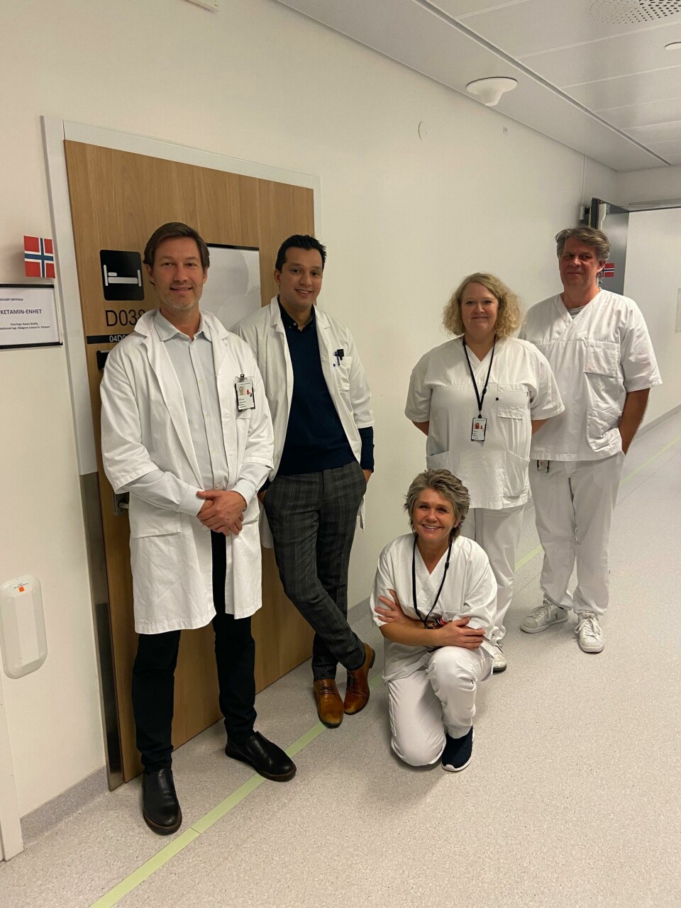 Medisinskfaglig rådgiver Lowan Stewart (fra venstre), spesialist i psykiatri Awais Shafiq, sykepleier Anita Grønsveen, seksjonsleder Camilla Bjørnson og helsefagarbeider Øystein Eide. I tillegg er helsefagarbeider Monica Jørgensen med i ketaminteamet. Medisinskfaglig rådgiver Lowan Stewart (fra venstre), spesialist i psykiatri Awais Shafiq, sykepleier Anita Grønsveen, seksjonsleder Camilla Bjørnson og helsefagarbeider Øystein Eide. I tillegg er helsefagarbeider Monica Jørgensen med i ketaminteamet.