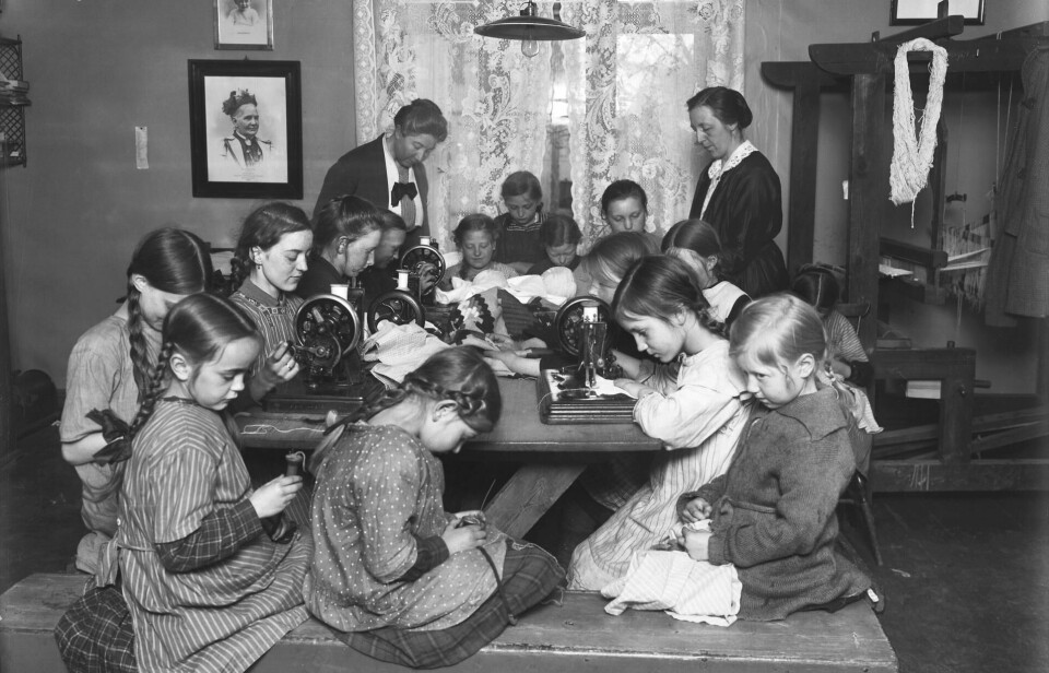 Arbeidsstue for barn i Normannsgata 8 på Kampen i 1920. Arbeidsstuene var sosiale tiltak hvor jentene lærte håndarbeid og søm og guttene annet håndverk. I 1912 var bare 12 prosent av jentene under 16 år i lønnet arbeid, mens tjue prosent av guttene var det. Foto: Anders B. Wilse, Oslo Museum Arbeidsstue for barn i Normannsgata 8 på Kampen i 1920. Arbeidsstuene var sosiale tiltak hvor jentene lærte håndarbeid og søm og guttene annet håndverk. I 1912 var bare 12 prosent av jentene under 16 år i lønnet arbeid, mens tjue prosent av guttene var det. Foto: Anders B. Wilse, Oslo Museum