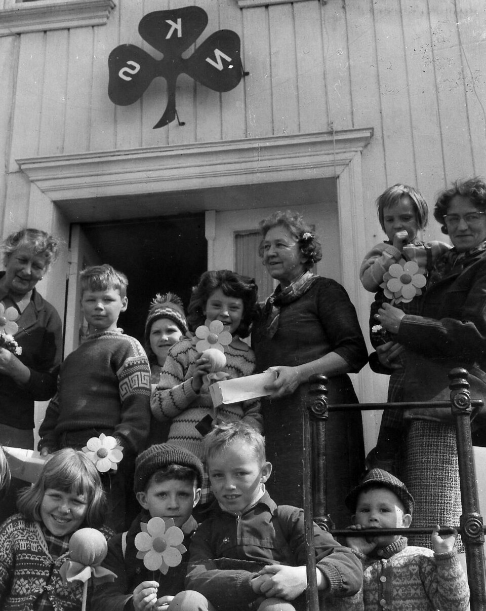 Fra 1909 solgte Sanitetskvinnene lyserøde og hvite maiblomster til inntekt for friluftsskoler til forebyggende arbeid mot tuberkulose. I 1925 gikk Kristiania vergeråd hardt ut mot at barn solgte maiblomstene, og Oslo politikammer innførte et forbud som igjen ble erklært ugyldig av Justisdepartementet. Foto: Norske Kvinners Sanitetsforening Fra 1909 solgte Sanitetskvinnene lyserøde og hvite maiblomster til inntekt for friluftsskoler til forebyggende arbeid mot tuberkulose. I 1925 gikk Kristiania vergeråd hardt ut mot at barn solgte maiblomstene, og Oslo politikammer innførte et forbud som igjen ble erklært ugyldig av Justisdepartementet. Foto: Norske Kvinners Sanitetsforening