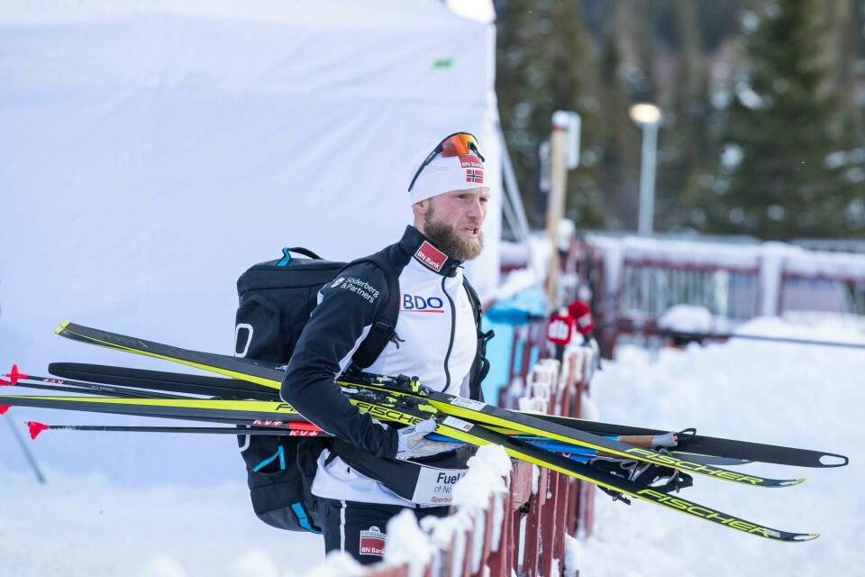 Martin Johnsrud Sundby forlater skistadion etter 15 km fri teknikk for herrer på Beitostølen.