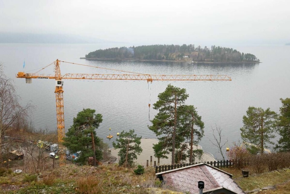 Det er full byggeaktivitet ved Utøyakaia vis-à-vis Utøya samme dag som rettssaken om minnesmerket pågår i Ringerike tingrett.