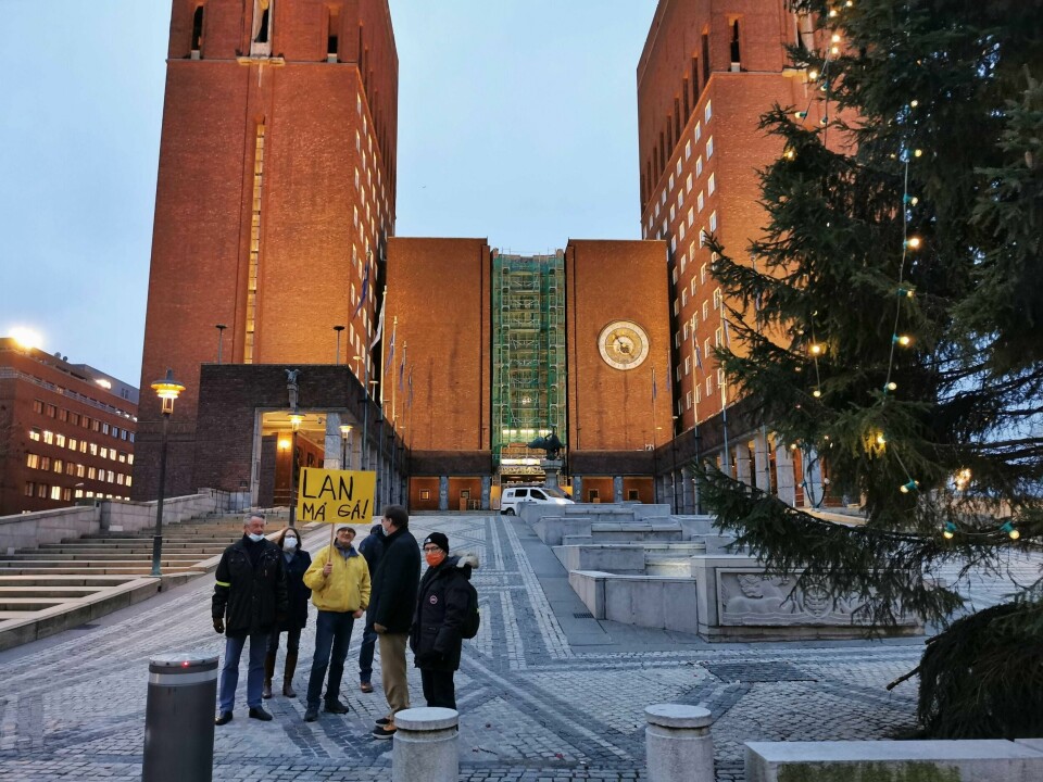 Anti-Lan-demonstranter markerte mistillitsforslaget med punktmarkering foran rådhuset onsdag.