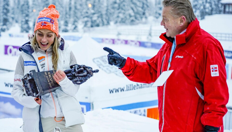 Komiteleder Børre Rognlien ga åprisen til Therese Johaug på Sjusjøen fredag.