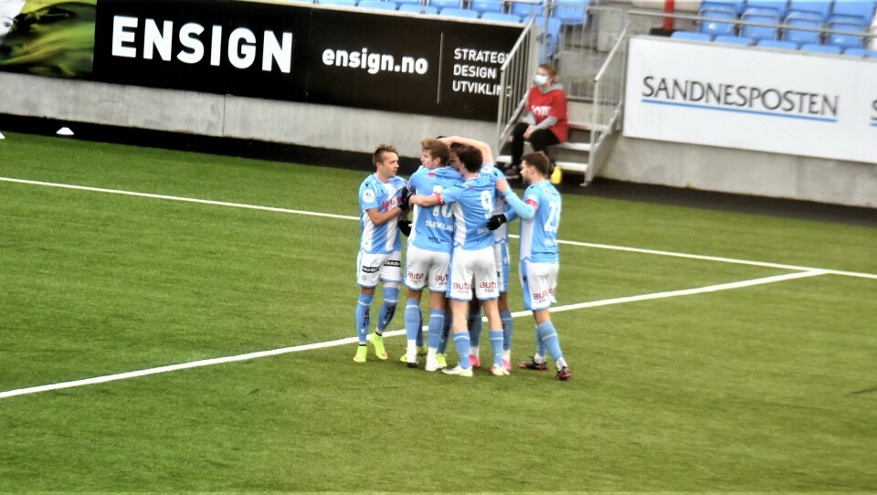 Feiring av 1-0. Foto: Kristoffer Knutsen Feiring av 1-0. Foto: Kristoffer Knutsen