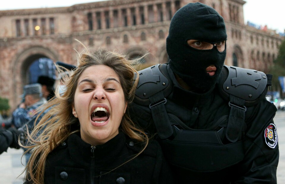 En armensk politimann pågrep 20. november en demonstrant som protesterte mot våpenhvileavtalen Armenia har inngått med Aserbajdsjan. Lørdag samlet minst 20.000 demonstranter seg i Armenias hovedstad Jerevan for å protestere mot statsminister Nikol Pashinyan.