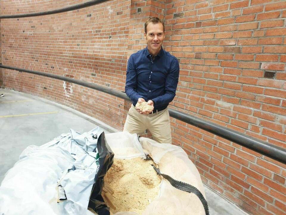 Svein Kvernstuen, grunnlegger og daglig leder av Beyonder, viser fram sagflis som etter raffinering blir brukt til å lage batterier som gir rask lading med høy effekt. Foto: Tonette N. Haaland
