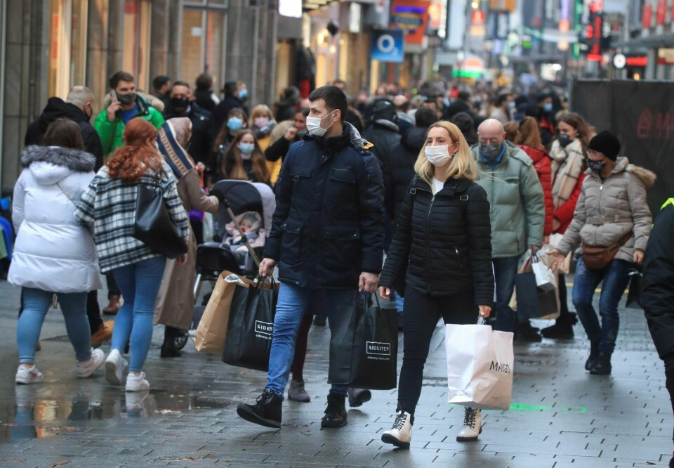 Juleshopping i den tyske byen Köln denne helgen. Smittespredningen skyter fart i Tyskland, og statsminister Angela Merkel har fått delstatene med på å stenge skoler og butikker fra 16. desember.