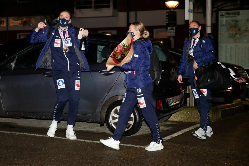 Emilie Hegh Arntzen, Stine Bredal Oftedal og Camilla Herrem ankommer hotellet etter at Norge vant gull i finalen i håndball-EM.
