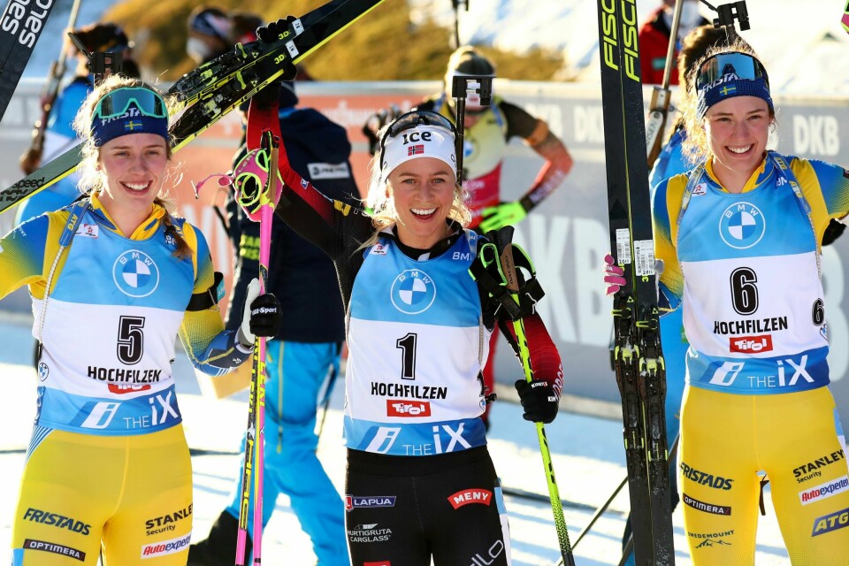 Tiril Eckhoff fikk følge av Elvira Øberg (t.v.) og Hanna Øberg på seierspallen i Hochfilzen lørdag.