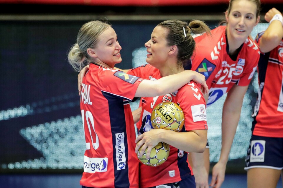 Stine Bredal Oftedal og Nora Mørk omfavnet hverandre etter at seieren var i boks. Foto: Vidar Ruud / NTB