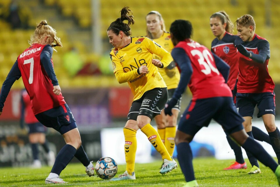 LSKs Isabell Bachor i duell med Minsks Kseniya Kubichnaya under mesteligakampen mellom LSK Kvinner og Minsk på Åråsen stadion.