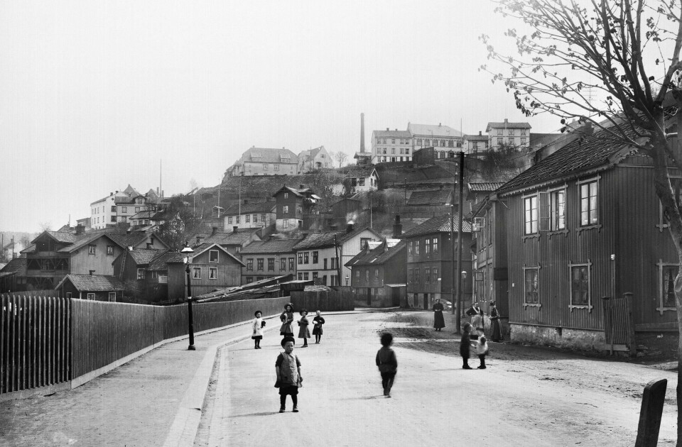 Bagdasar Magariam kom som flyktning fra det armenske folkemordet til Norge, og bosatte seg i Erlings gate 10 i nærheten til jobben på Standard skofabrikk i Gamlebyen. Foto av Konows gate og Erlings gate i ca. 1910. Bagdasar Magariam kom som flyktning fra det armenske folkemordet til Norge, og bosatte seg i Erlings gate 10 i nærheten til jobben på Standard skofabrikk i Gamlebyen. Foto av Konows gate og Erlings gate i ca. 1910.