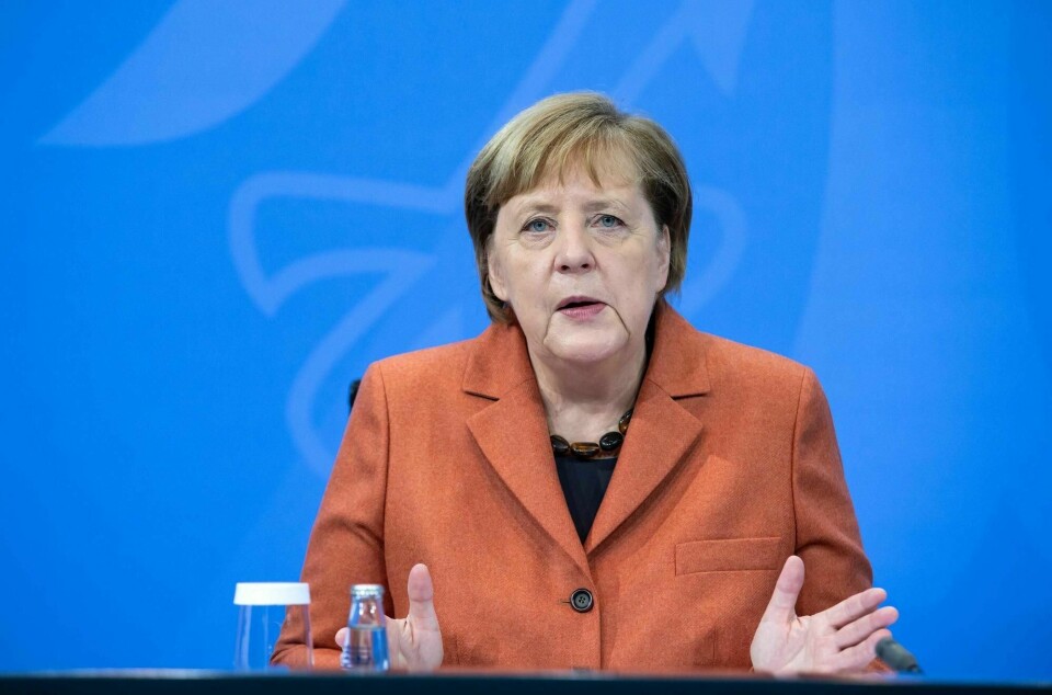 Smittespredningen skyte fart i Tyskland, og statsminister Angela Merkel har fått delstatene med på å stenge skoler og butikker fra 16. desember.