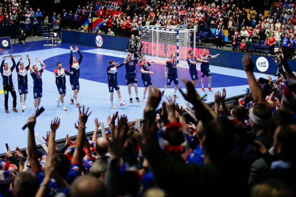 Norge vant alle sine tre kamper i Trondheim Spektrum. Her takker de publikum etter seieren over Portugal.
