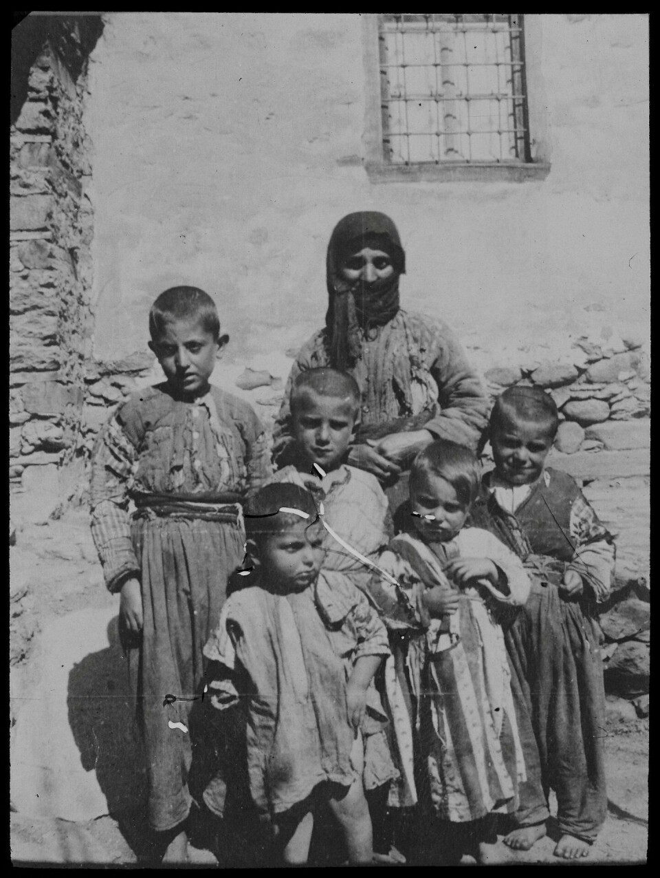 Nyankomne armenske flyktninger i Aleppo, Syria. Foto fra samlingen etter sykepleier Bodil Biørns øyenvitneskildringer i Armenia. Foto: Bodil Biørn, Riksarkivet Nyankomne armenske flyktninger i Aleppo, Syria. Foto fra samlingen etter sykepleier Bodil Biørns øyenvitneskildringer i Armenia. Foto: Bodil Biørn, Riksarkivet