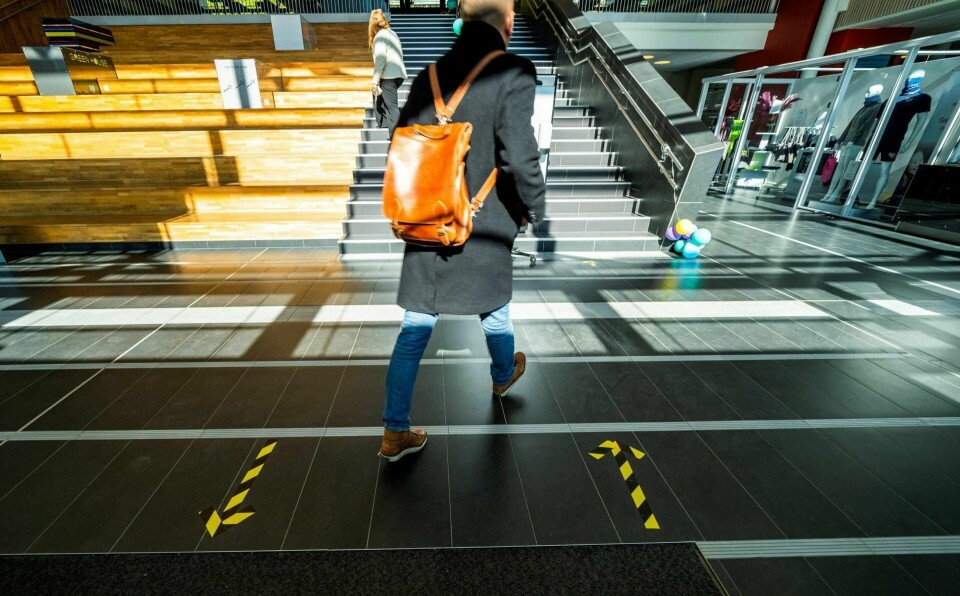 Da koronaen slo til i vår laget Nydalen videregående skole i Oslo et pilsystem for å unngå «kollisjoner» i ganger og trapper. Det påfølgende skoleåret har også vært utenom det vanlige, med mye hjemmeundervisning. Foto: Håkon Mosvold Larsen/NTB