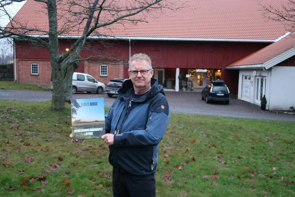 Ryggeentusiasten Bjørn Boge er forfatter av boka «Herregårdslandskapet i Rygge». Her er han fotografert på Carlberg gård.