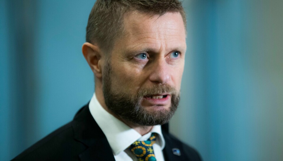 Helseminister Bent Høie (H) sier regjeringen forkorter karantenetiden for innreise til sju dager ved to negative koronatester.