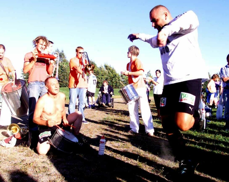 «Fotballkampen mellom politiet og rusmiljøet ble en eneste stor sambafest på Kongsten», skrev Demokratens journalist Tom Raae i august 2003. Brygga FK
Fotballkamp politiet rusmiljøet
Joar Kaasa
Roger Risholt
Lars Askheim
hei