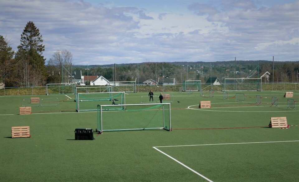 Godt ut i april ble det åpnet for fotballtrening i breddefotballen igjen, men med strenge regler og tiltak. Mange klubber delte opp banene sine i soner, som her i Trondalen på Gressvik, for at gruppeantallet skulle kunne overholdes. Fotballtrening. Barnefotball. Ungdomsfotball. Gresvik IF. Trondalen. Fotball. Koronavettregler. Soner.