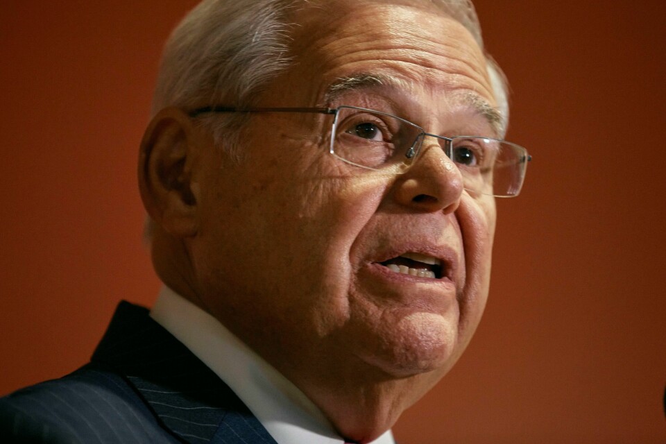 Menendez ble forrige uke siktet for korrupsjon, bedrageri og utpressing. 69-åringen avviser imidlertid kravene om at han må trekke seg fra Senatet. Politiet fant gullbarrer og kontanter til en verdi av nær 6 millioner norske kroner da de ransaket korrupsjonssiktede senatoren Bob Menendez. Menendez hevder at dette er oppsparte midler gjennom mange år. Foto: Andres Kudacki / AP / NTB