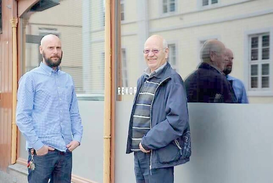 Både Thomas Melby (39) og Eduard Martin Werner (76) har hjerter som banker for Tollbugata. - Skal vi starte noe nytt blir det i denne gata, sier Melby, som er godt fornøyd etter sitt første år som godt besøkt bareier. FOTO: KATRINE STRØM