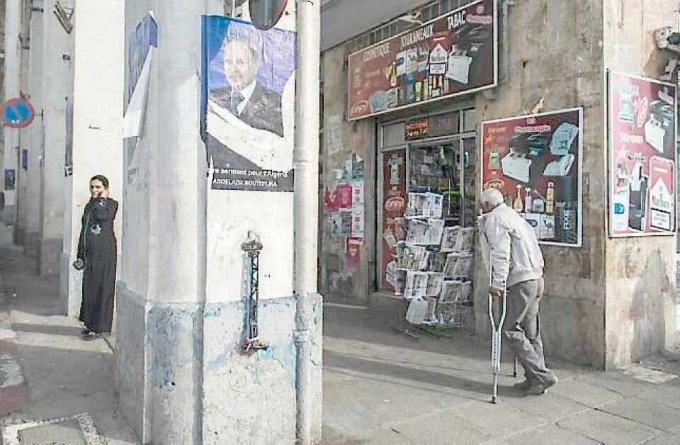 Tross sin dårlige helse er det likevel forventet at Abdelaziz Bouteflika blir gjenvalgt som president. Her avbildet på en valgkampplakat i Bab El Oued-distriktet i hovedstaden Alger. FOTO: ZOHRA BENSEMRA/NTB SCANPIX