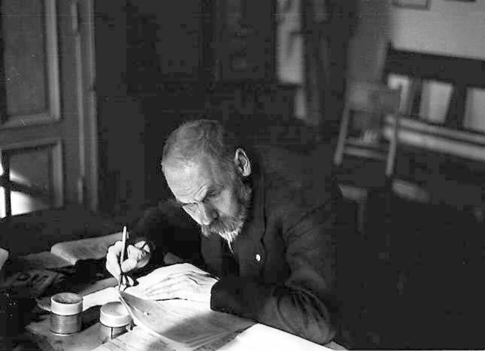 Johan Scharffenberg leser korrektur på sine flammende analyser over Hitler og Nazi-Tyskland i 1933.