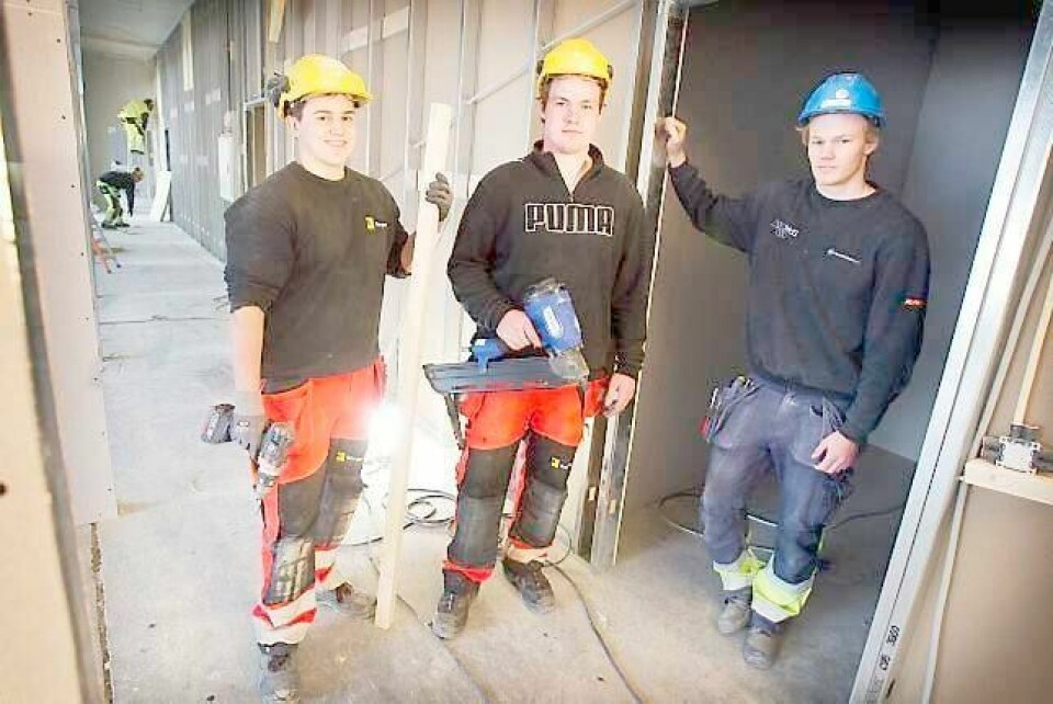 Tømrerlærlingene Olai Knausen (til v), Kenneth Wangen og elektrolærling Kristian Streiff Hilton er glade for at de rett etter skolen fikk seg lærlingkontrakt.