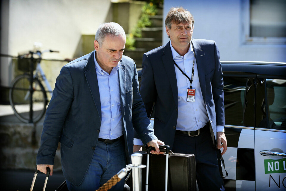 Kjell Madland har påtatt seg utallig med oppgaver under Norway Chess 2014. I går kjørte han flere ganger til Stavanger lufthavn, Sola for å hente prominente gjester. Her ankommer han hotellet med tidligere verdensener Garry Kasparov. Han skal overvære deler av turneringen. Kjell Madland har påtatt seg utallig med oppgaver under Norway Chess 2014. I går kjørte han flere ganger til Stavanger lufthavn, Sola for å hente prominente gjester. Her ankommer han hotellet med tidligere verdensener Garry Kasparov. Han skal overvære deler av turneringen.