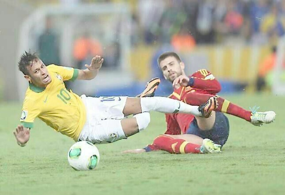 Spania, ved Neymar og Pique, i finalen under fjorårets prøve-VM. Men et fotball-VM byr også på litterære dueller. FOTO: ANDRE PENNER/NTB SCANPIX