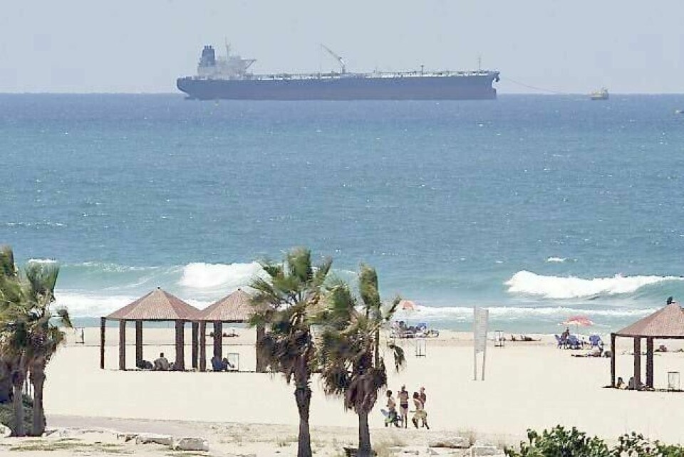 Oljetankeren Altai ligger utenfor den israelske kystbyen Ashkelon. FOTO: AFP/NTB SCANPIX