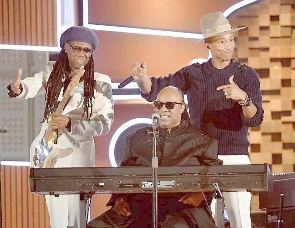 Stevie Wonder ble hyllet av Nile Rodgers og Pharell Williams på Grammy-showet i januar. FOTO: NTB SCANPIX