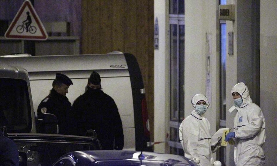 Politietterforskere utenfor lokalene til Charlie Hebdo der terrorisetr onsdag skjøt og drepte 12 personer. FOTO: AFP/NTB SCANPIX