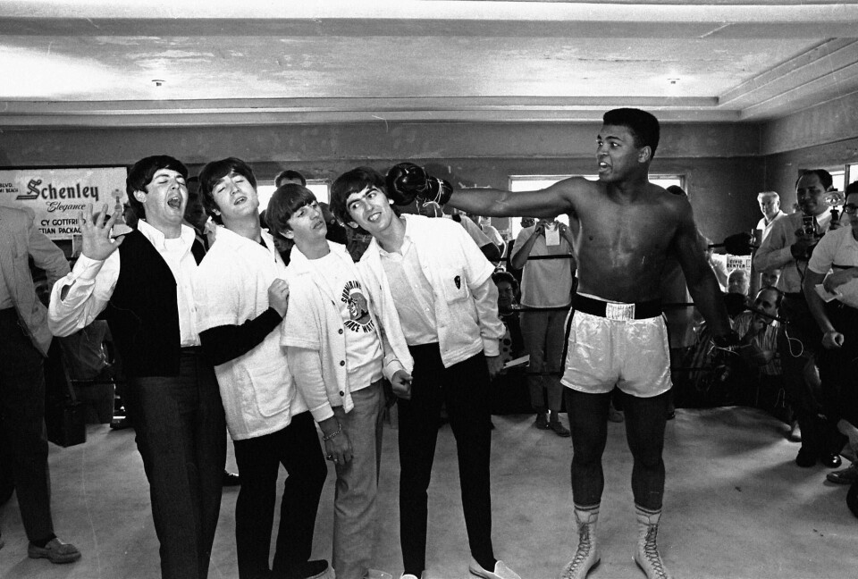 The Beatles møter Cassius Clay, bokseren senere kjent som Muhammad Ali, i 1964. FOTO: NTB SCANPIX