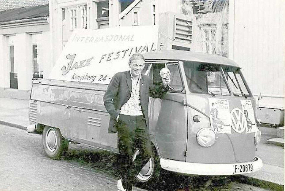 Jan Mosebekk var 18 år da Kongsberg International Jazz Festival ble arrangert for første gang i 1964. Her foran folkevogna som de kjørte rundt og reklamerte for festivalen med. FOTO: KONGSBERG JAZZFESTIVAL