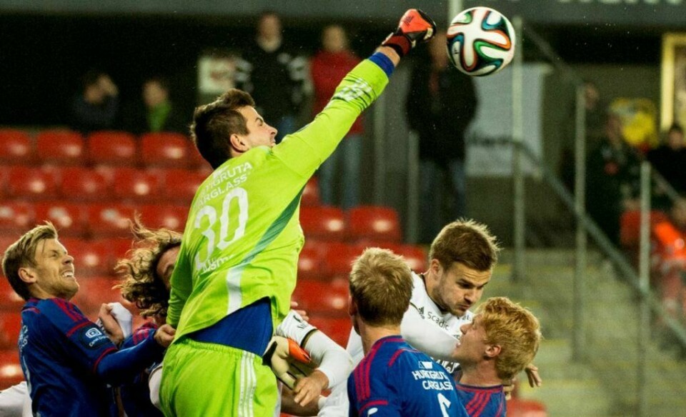 Vålerenga-keeper Michael Langer redder et hardt presset VIF-lag på Lerkendal i fjor. Men også trøndere støtter VIF. FOTO: NED ALLEY/NTB SCANPIX
