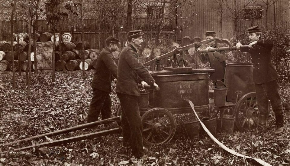 Det borgerlige Brandcorps: Manuell brannsprøyte anno 1765 fotografert ca. 1895. FOTO: UKJENT/OSLO MUSEUM