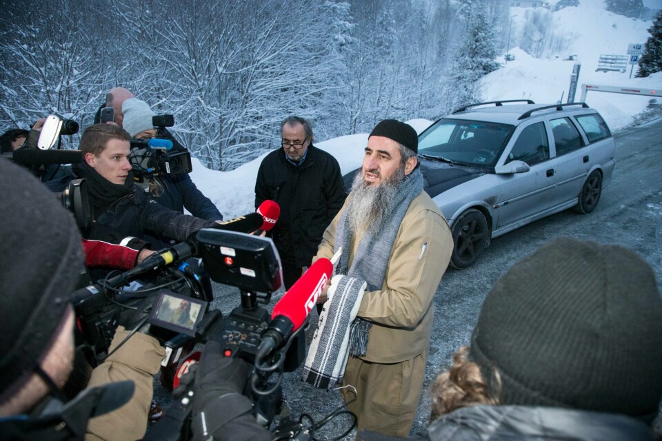 Mulla Krekar utenfor Kongsvinger fengsel etter at han ble løslatt søndag morgen. Foto: Audun Braastad / NTB scanpix
