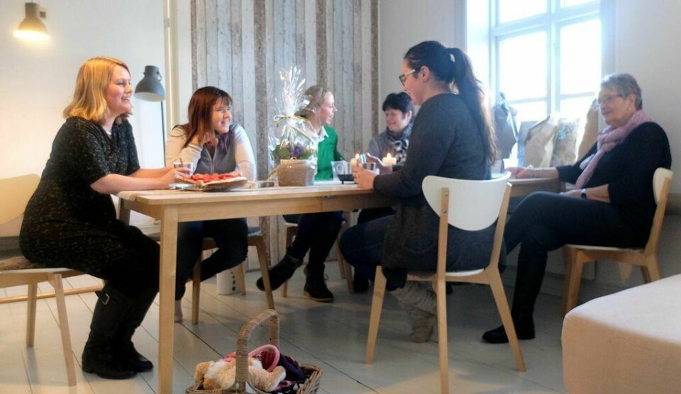 Jordmorteamets Cathrine Trulsvik og Bippi Trovik var begge opptatt med å ta imot barn. Derfor åpnet nyutdannet jordmor Signe Kvamen (t.v.) de nye lokalene i Scheitliegården i deres sted. Mange av gratulantene var uten barn i magen, men likevel svært engasjert i kvinnehelsas kår i Drammen. FOTO: KATRINE STRØM